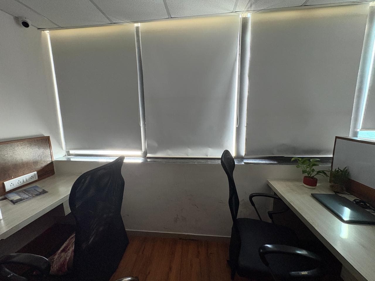 Window Facing Bench - F W-02