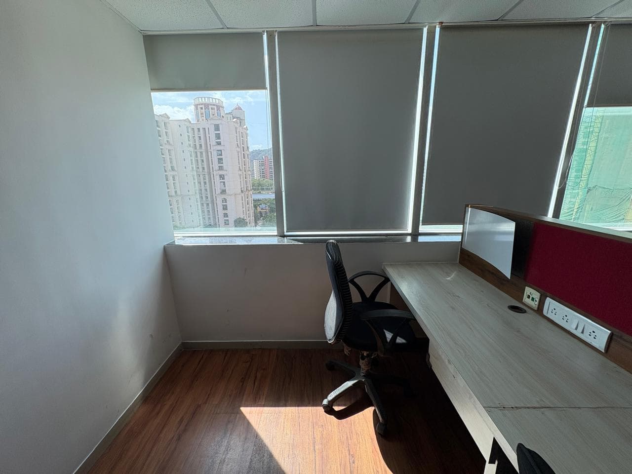 Window Facing Bench - G W-04